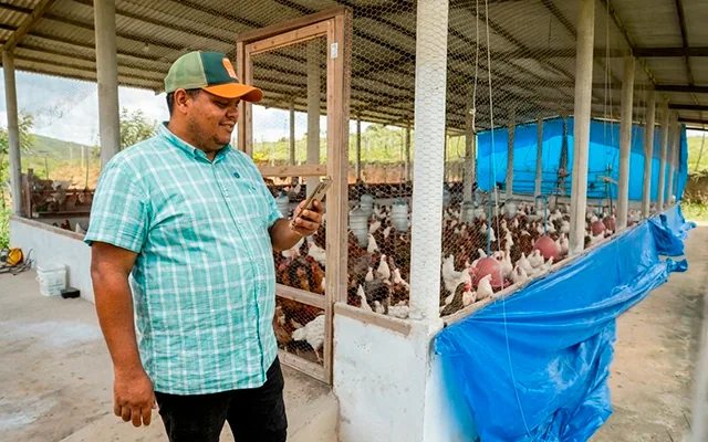 Ramiro Cárdenas en su granja